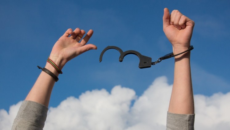 freedom_sky_hands_handcuffs_clouds_man_thief_hiv-1266315.jpg